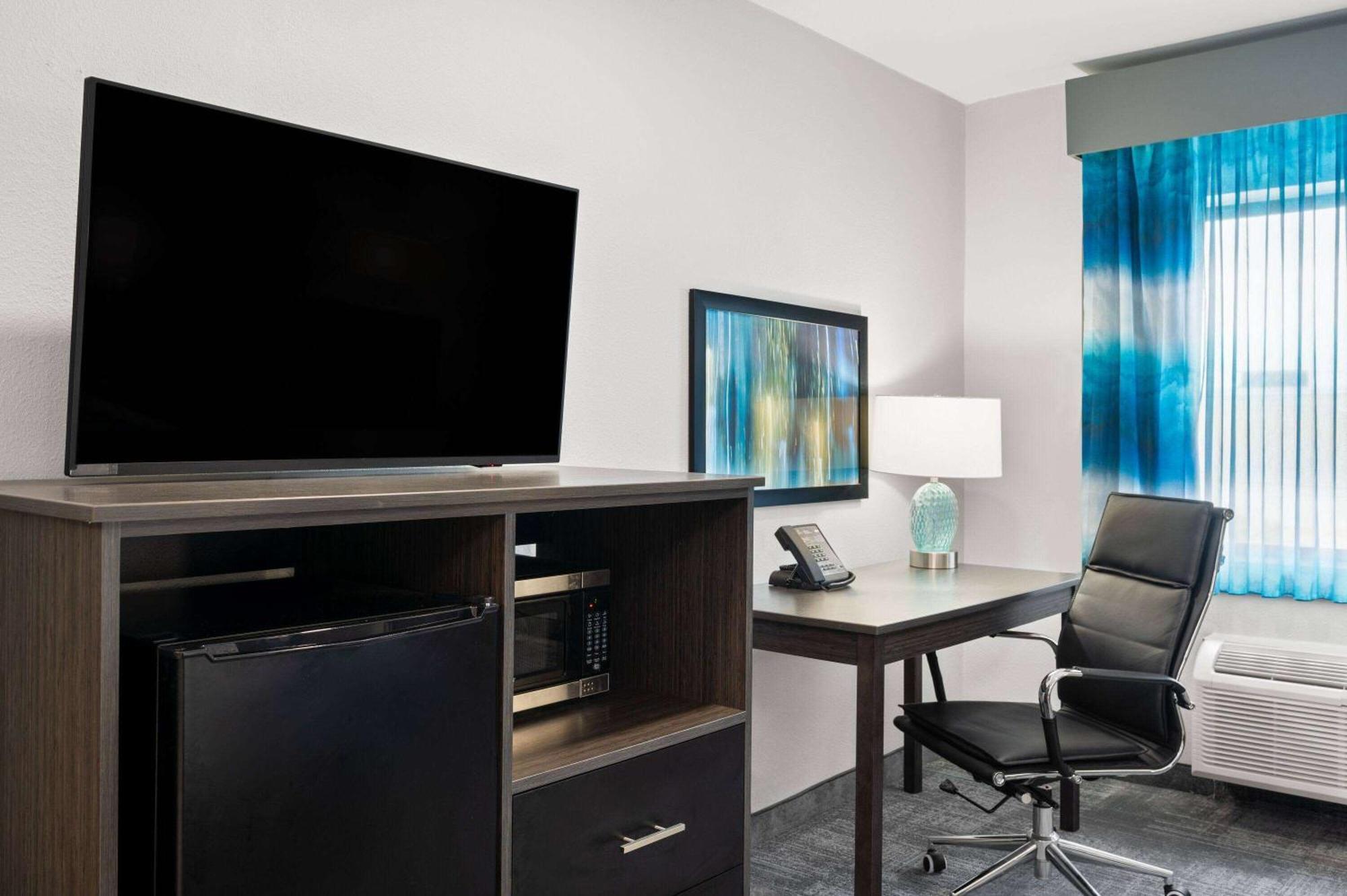La Quinta Inn By Wyndham Indianapolis Airport Executive Dr Bagian luar foto
