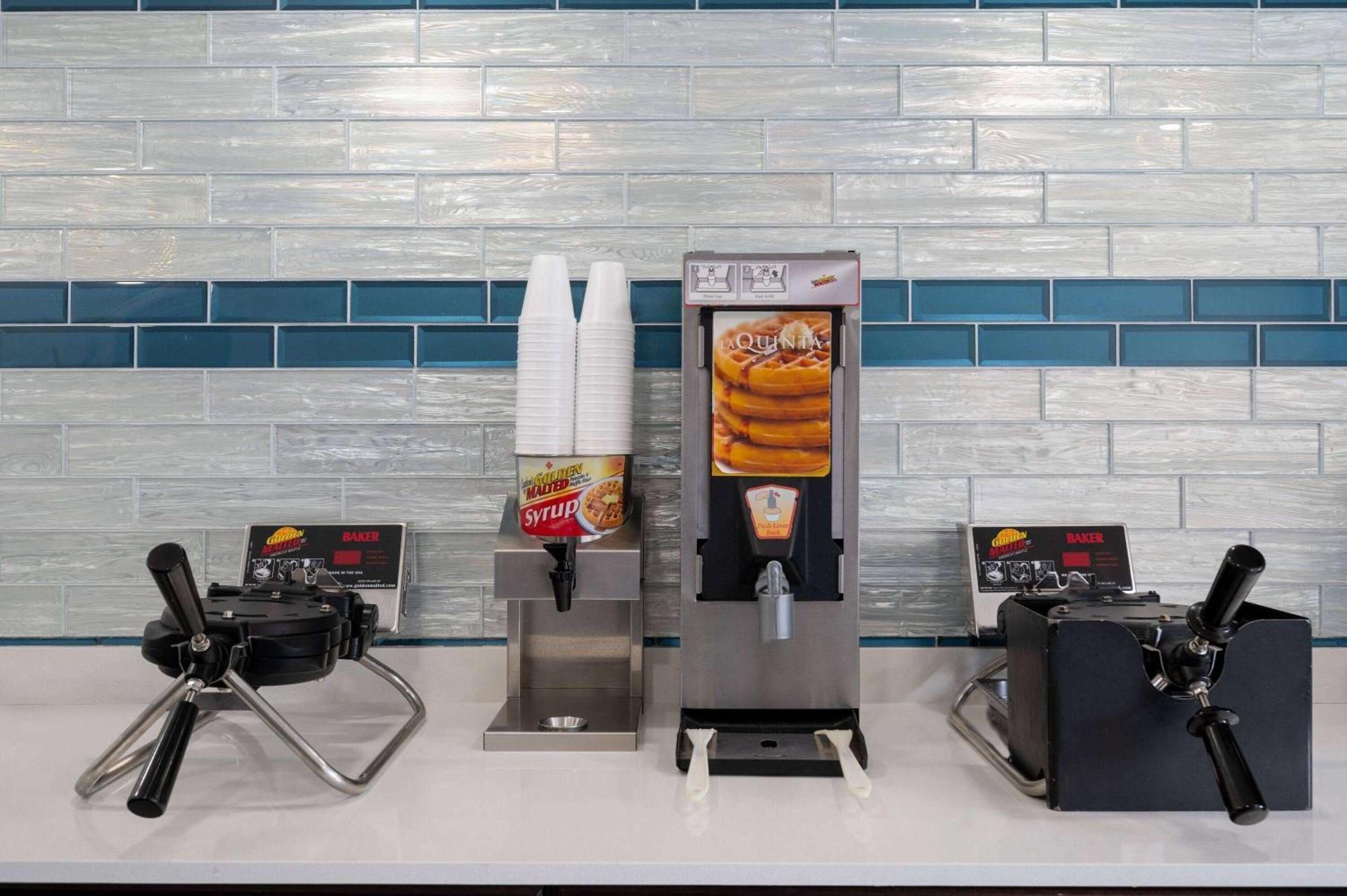 La Quinta Inn By Wyndham Indianapolis Airport Executive Dr Bagian luar foto