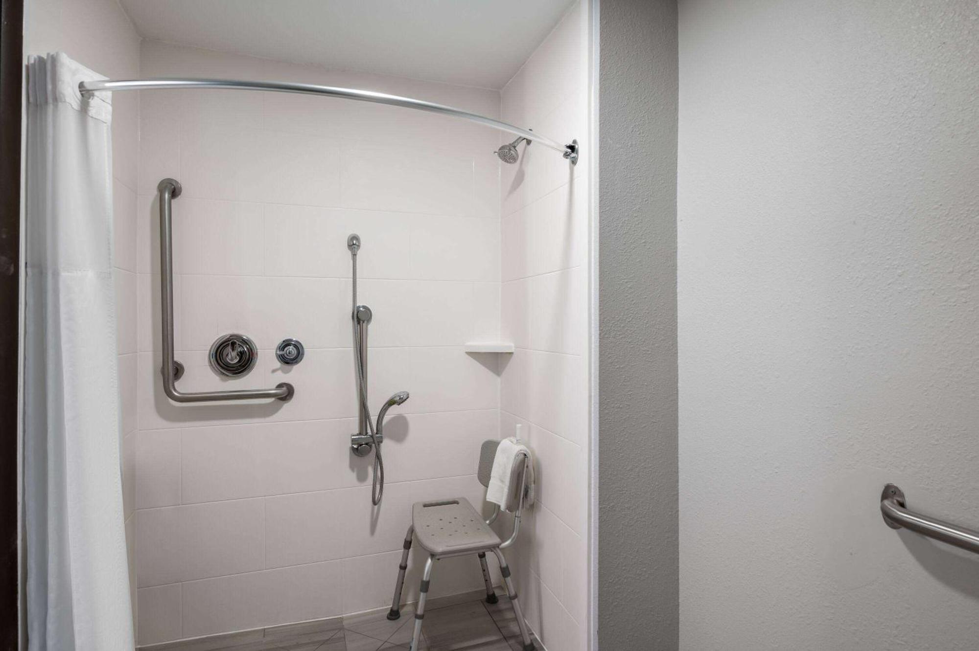 La Quinta Inn By Wyndham Indianapolis Airport Executive Dr Bagian luar foto