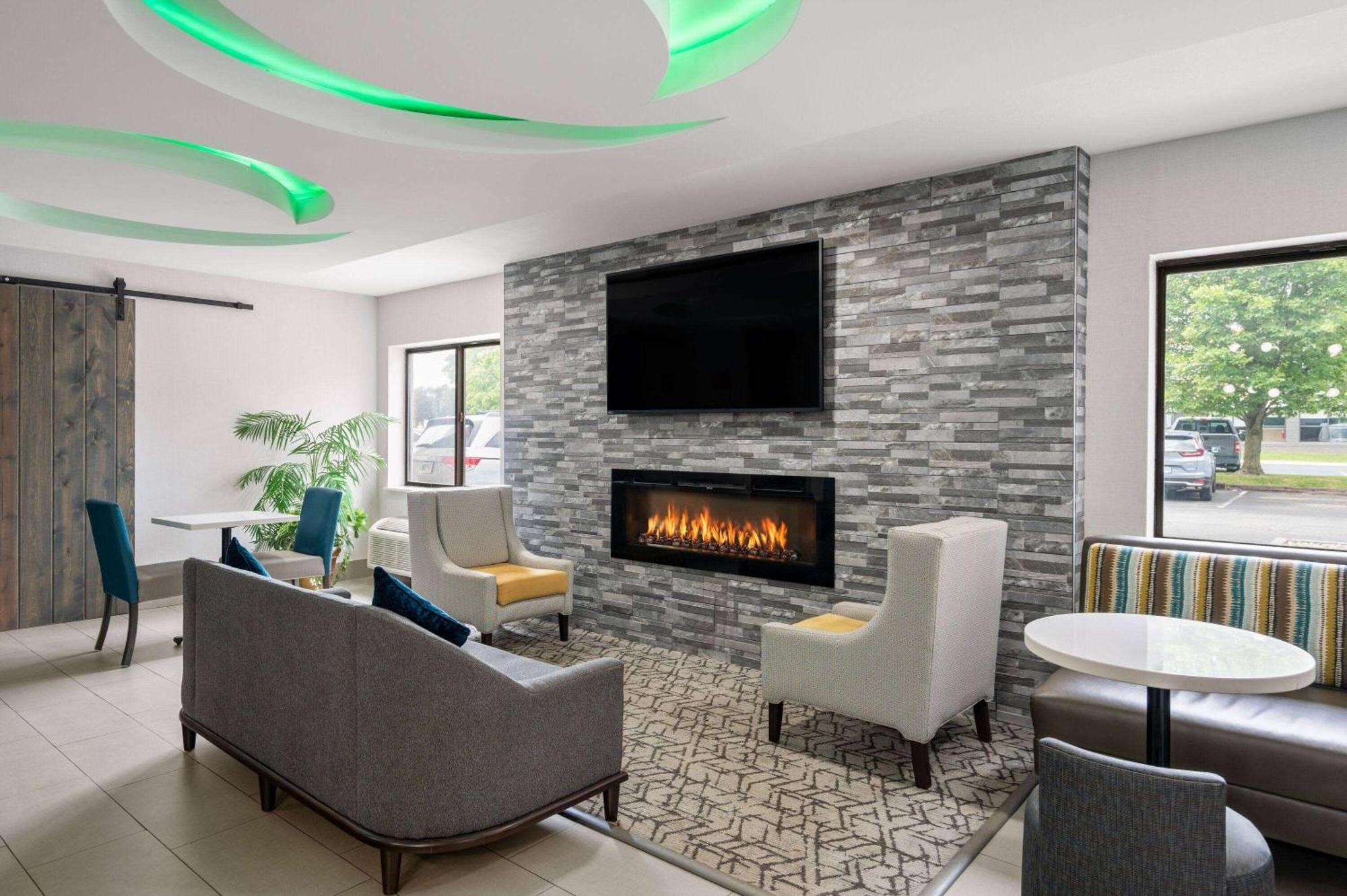 La Quinta Inn By Wyndham Indianapolis Airport Executive Dr Bagian luar foto