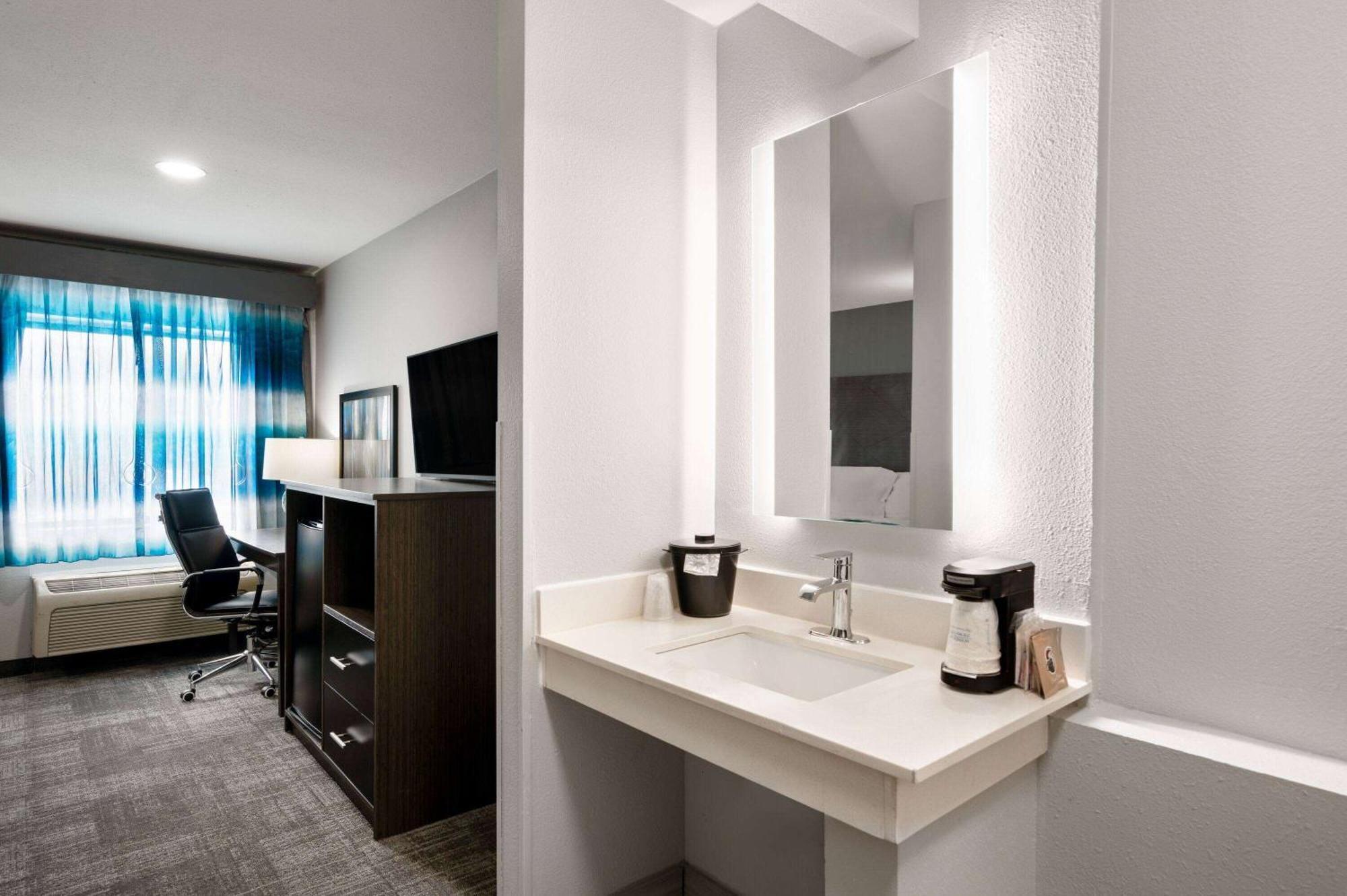 La Quinta Inn By Wyndham Indianapolis Airport Executive Dr Bagian luar foto