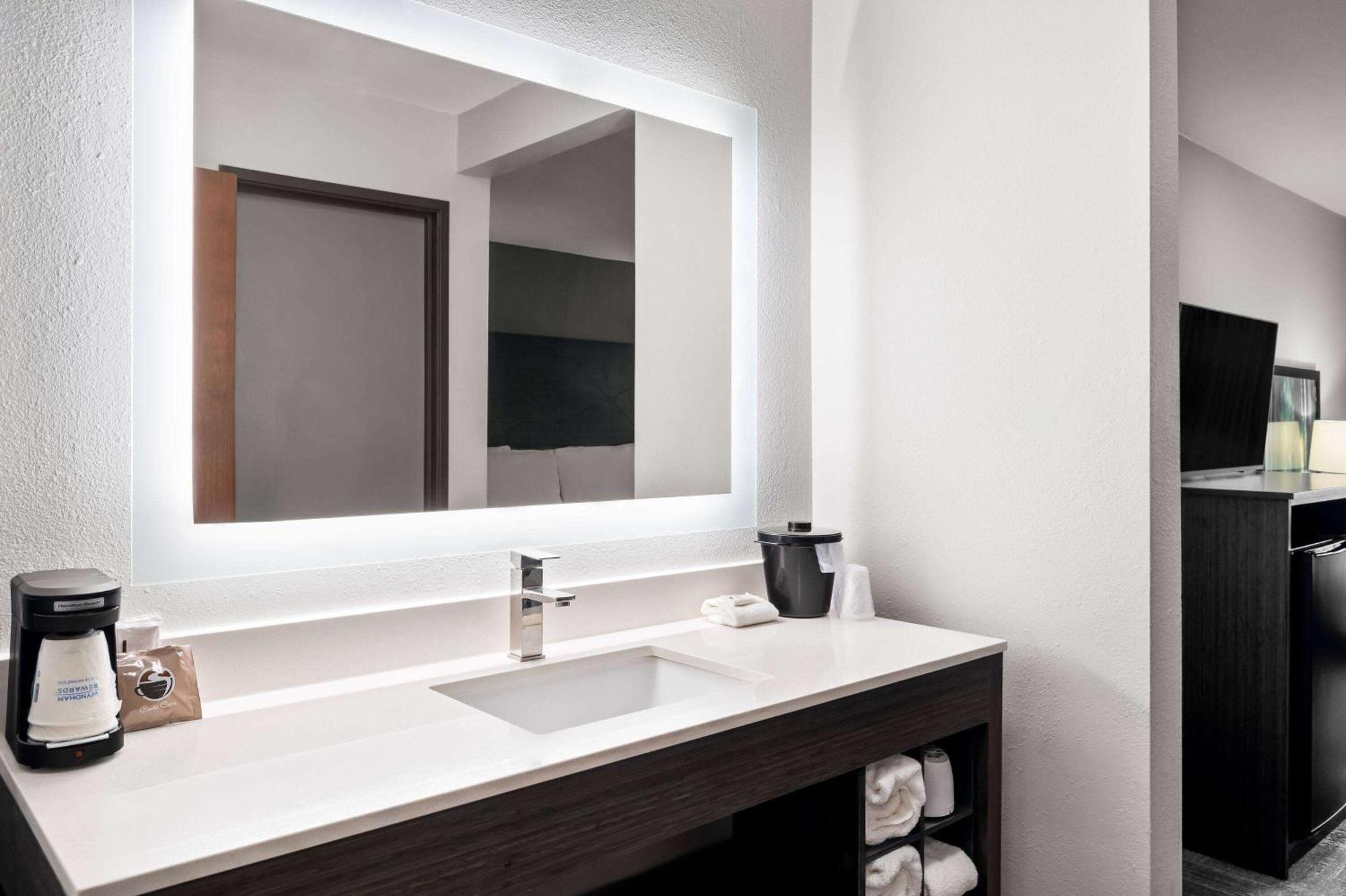 La Quinta Inn By Wyndham Indianapolis Airport Executive Dr Bagian luar foto