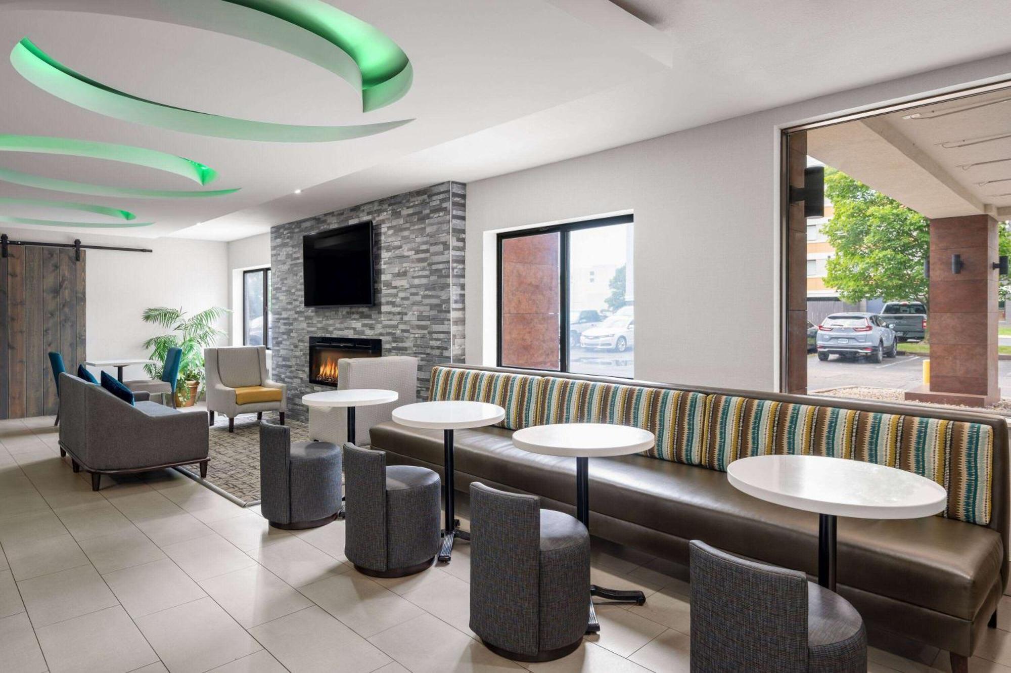 La Quinta Inn By Wyndham Indianapolis Airport Executive Dr Bagian luar foto