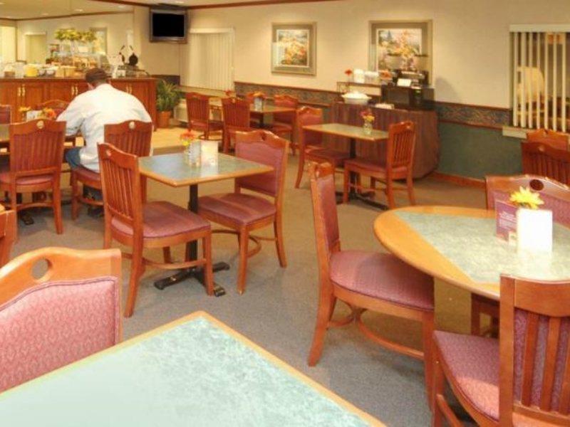 La Quinta Inn By Wyndham Indianapolis Airport Executive Dr Bagian luar foto