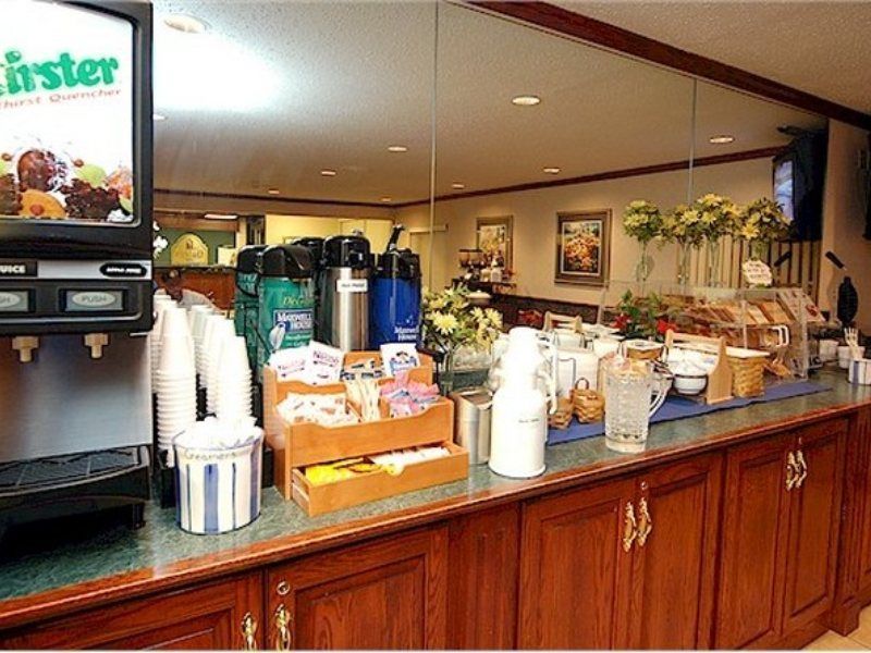 La Quinta Inn By Wyndham Indianapolis Airport Executive Dr Bagian luar foto